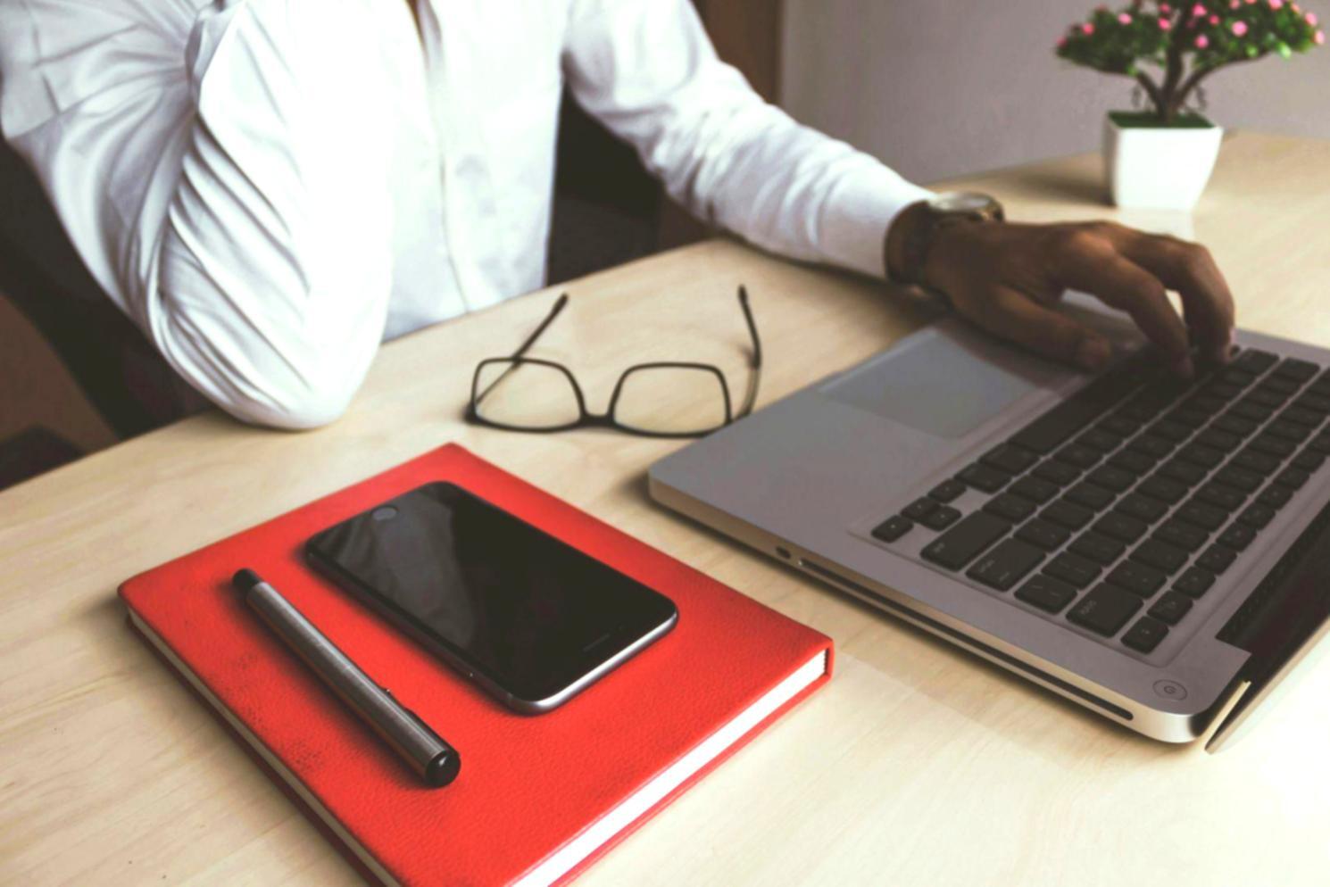 Consultation d'analyse financière avec graphiques et documents professionnels